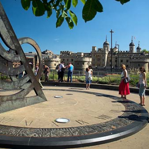 Londyn. Zegar słoneczny przy stacji metra Tower Hill